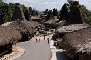 anak bermain di kampung adat prai ijing