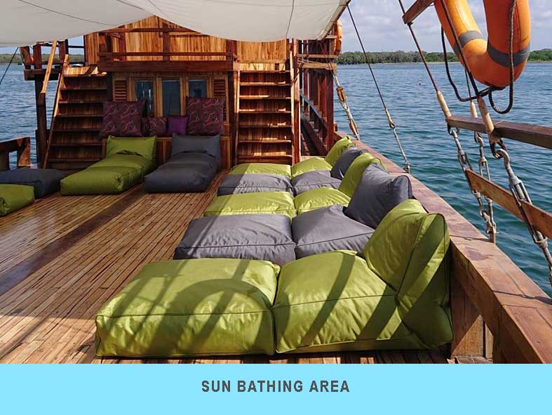 sailing-komodo-gamara-sunbathing