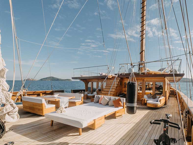 sailing-komodo-lamima-sunbathing-area