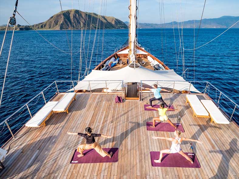 sailing-komodo-lamima-yoga