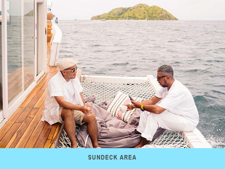 sailing-komodo-sea-familia-sundeck2