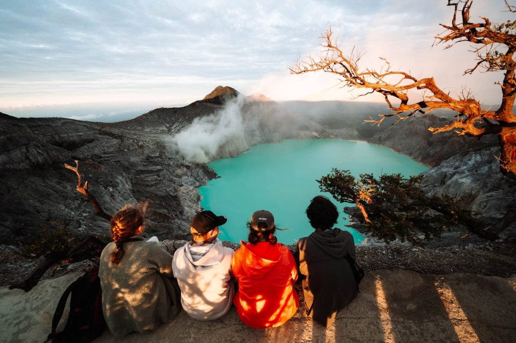 Rasakan Keindahan Hamparan Rumput yang Luas dengan Open Trip Kawah Ijen