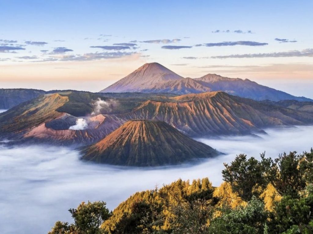 One Day Trip Gunung Bromo, Wajib Mampir ke 4 Spot Ikonik Ini!