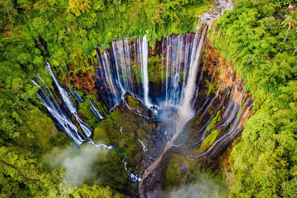 Laksana Tirai Raksasa, Inilah 5 Pesona Wisata Tumpak Sewu