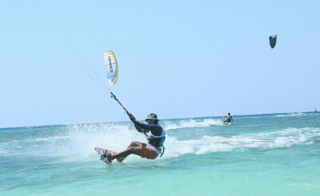 Daya Tarik Pulau Tabuhan: Keindahan Bahari Eksotis, Surganya Snorkeling dan Kitesurfing