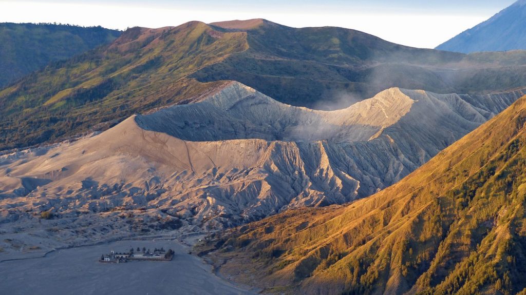 Fakta Kawah Gunung Bromo dan Tips Menyaksikannya Secara Langsung